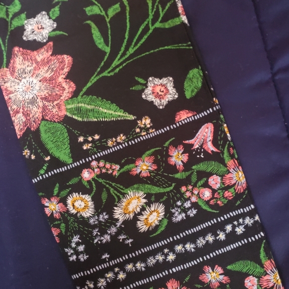 Floral print slim fit pants size 4 - Picture 3 of 4